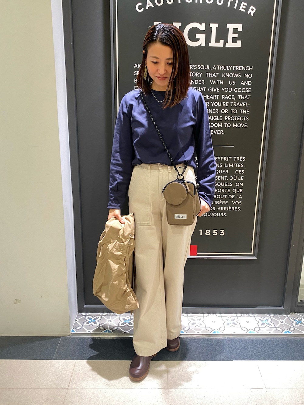 グリーン系のブルゾン、ブルー系のTシャツ/カットソー、ホワイト系のその他パンツを着用したレディースの春コーディネートの4枚目の写真