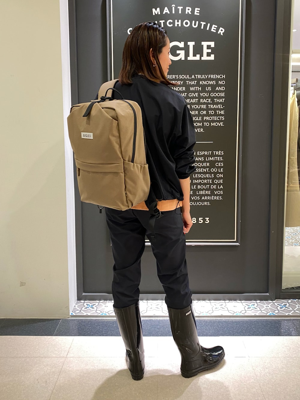 ブラック系のノーカラージャケット、ピンク系のTシャツ/カットソー、ブラック系のチノパンツを着用したレディースの春コーディネートの3枚目の写真