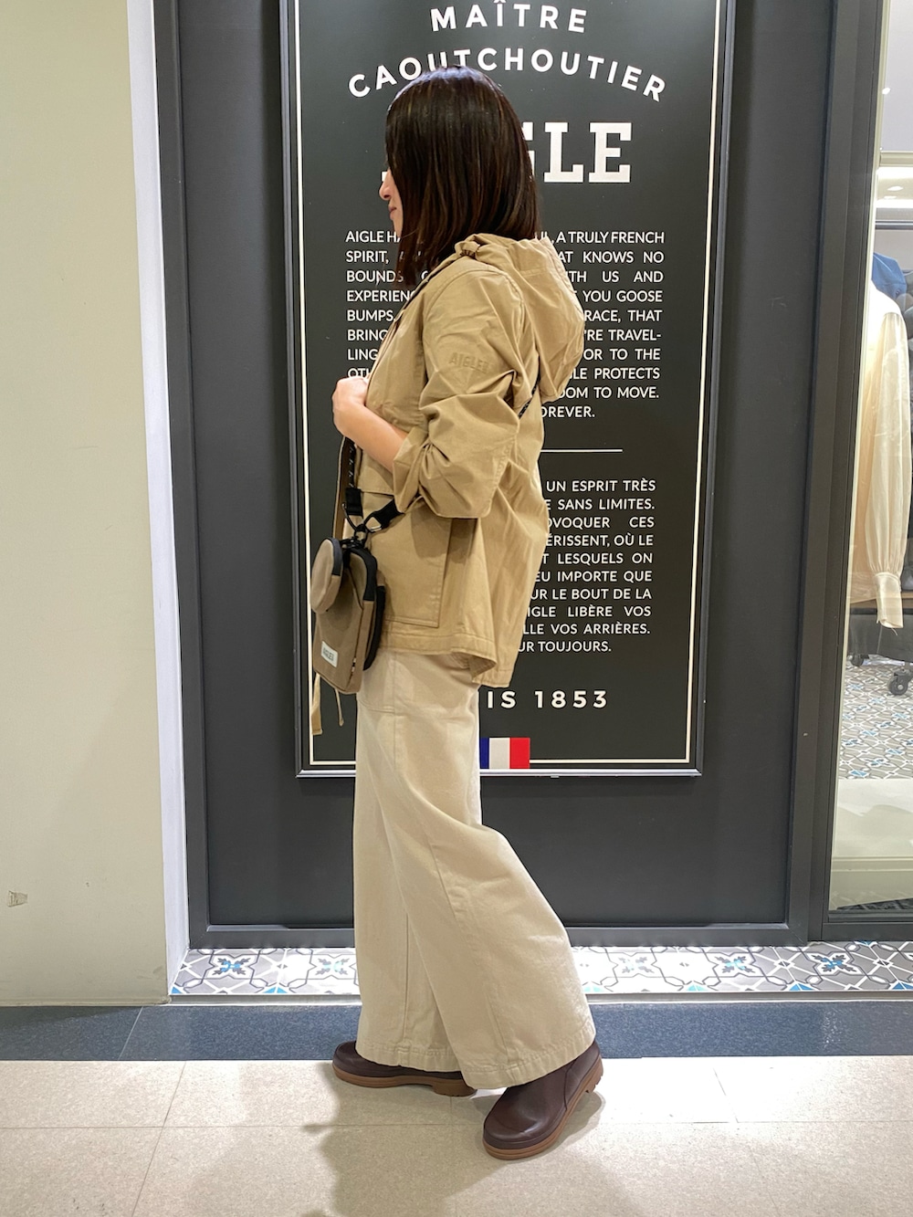 グリーン系のブルゾン、ブルー系のTシャツ/カットソー、ホワイト系のその他パンツを着用したレディースの春コーディネートの2枚目の写真