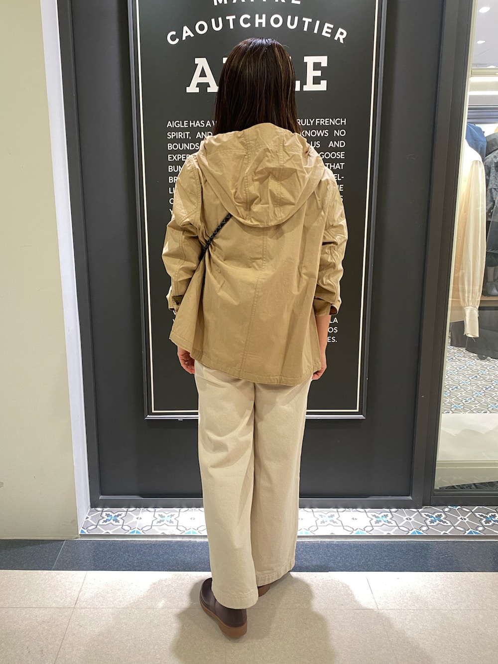 グリーン系のブルゾン、ブルー系のTシャツ/カットソー、ホワイト系のその他パンツを着用したレディースの春コーディネートの3枚目の写真