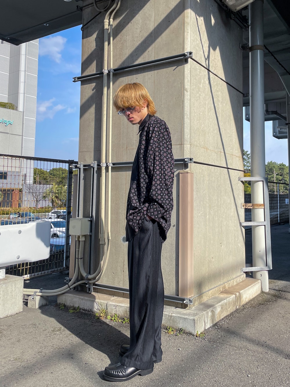 ブラック系のシャツ/ブラウスを着用したメンズの春コーディネートの2枚目の写真