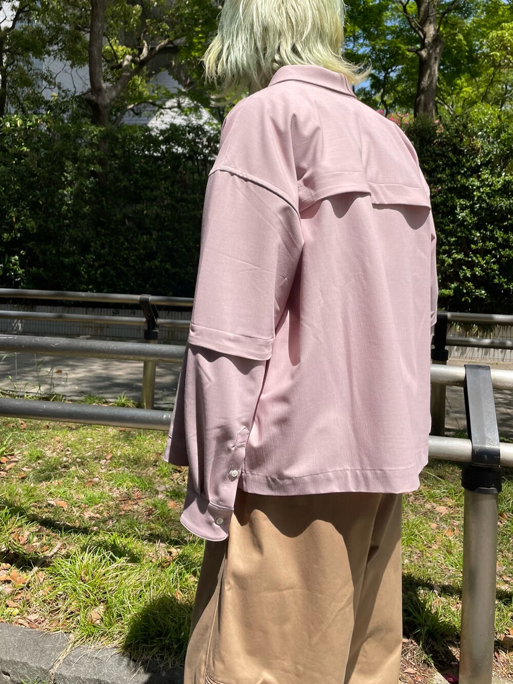ピンク系のシャツ/ブラウス、ホワイト系のトップス、ベージュ系のその他パンツを着用したメンズの春コーディネートの3枚目の写真