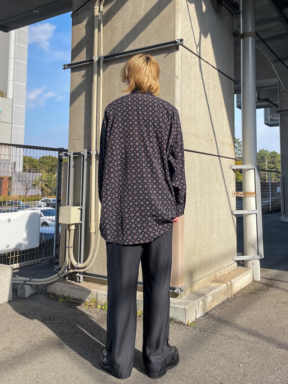 ブラック系のシャツ/ブラウスを着用したメンズの春コーディネートの3枚目の写真