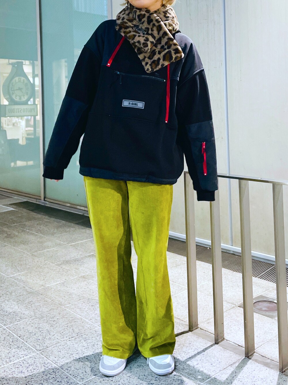 ブラック系のパーカー、グリーン系のその他パンツ、ベージュ系のマフラーを着用したレディースの秋コーディネートの2枚目の写真