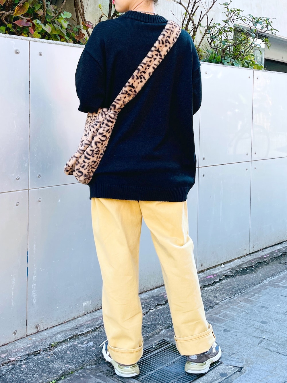 ベージュ系のその他パンツ、ベージュ系のショルダーバッグ、ブラック系のニット/セーターを着用したレディースの秋コーディネートの4枚目の写真