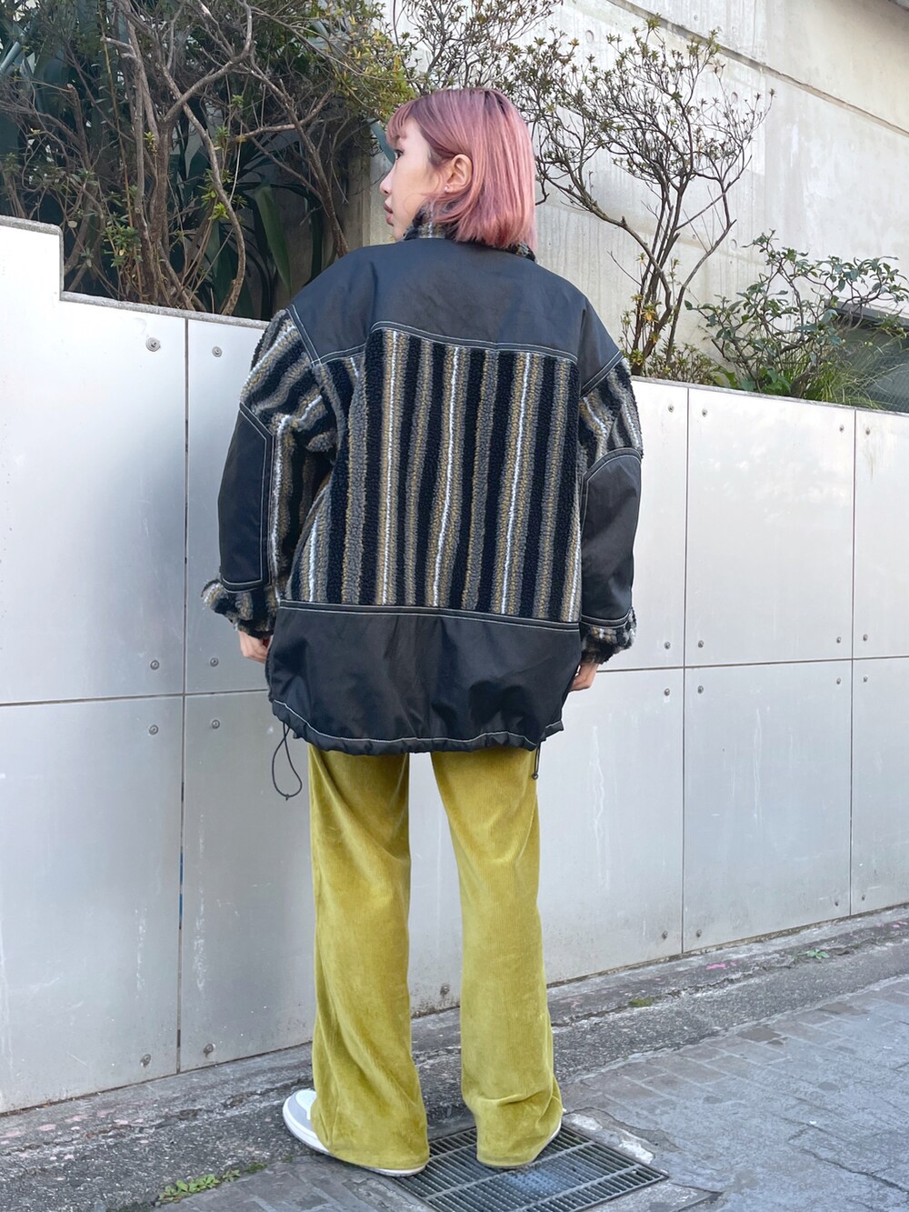 グリーン系のその他パンツ、グレー系のスウェット、その他のブルゾンを着用したレディースの冬コーディネートの2枚目の写真