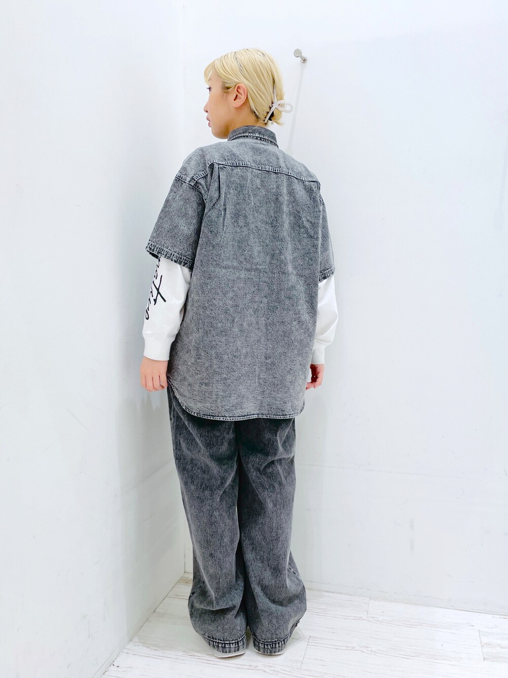 ブラック系のデニムパンツ、ブラック系のシャツ/ブラウス、ホワイト系のTシャツ/カットソーを着用したレディースの春コーディネートの3枚目の写真