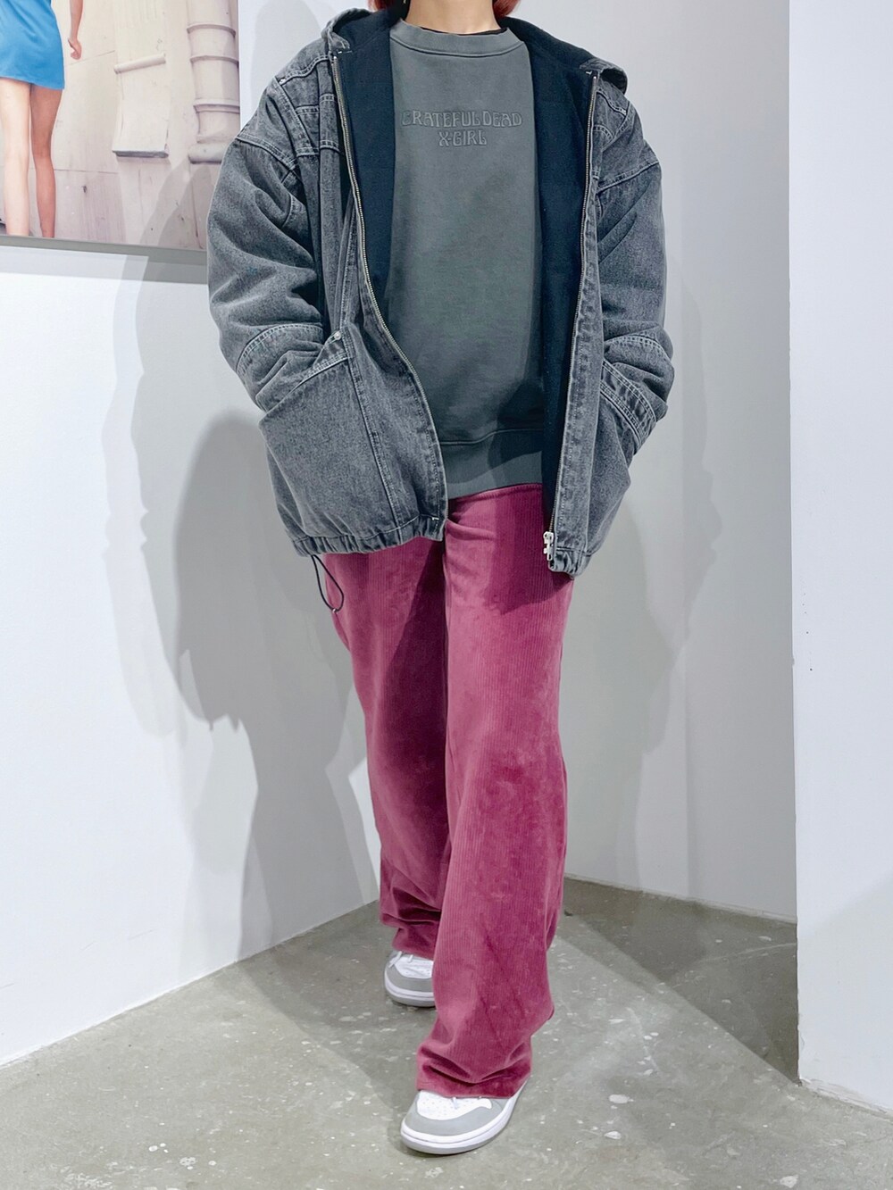 ピンク系のその他パンツ、グレー系のスウェット、ブラック系のデニムジャケットを着用したレディースの冬コーディネートの2枚目の写真