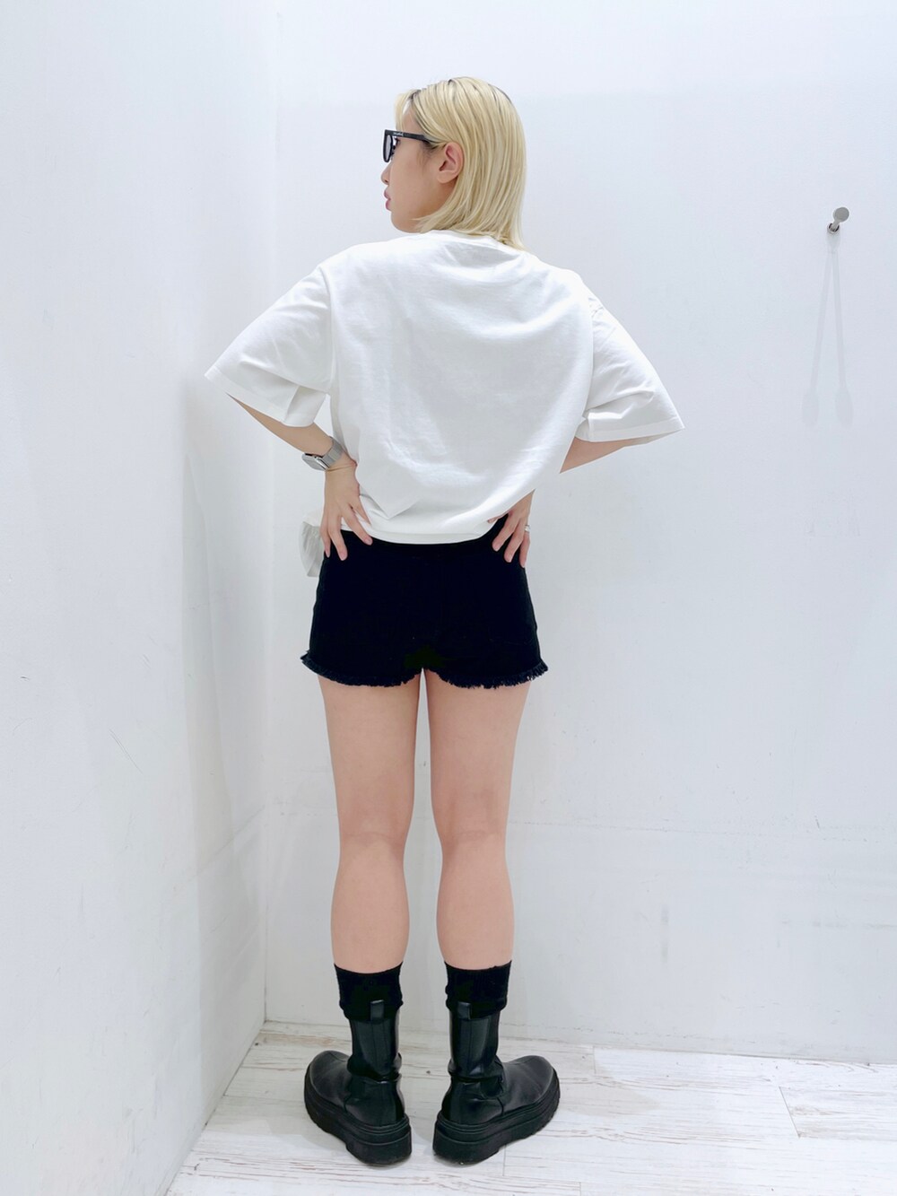 ホワイト系のTシャツ/カットソー、ブラック系のデニムパンツを着用したレディースの春コーディネートの2枚目の写真