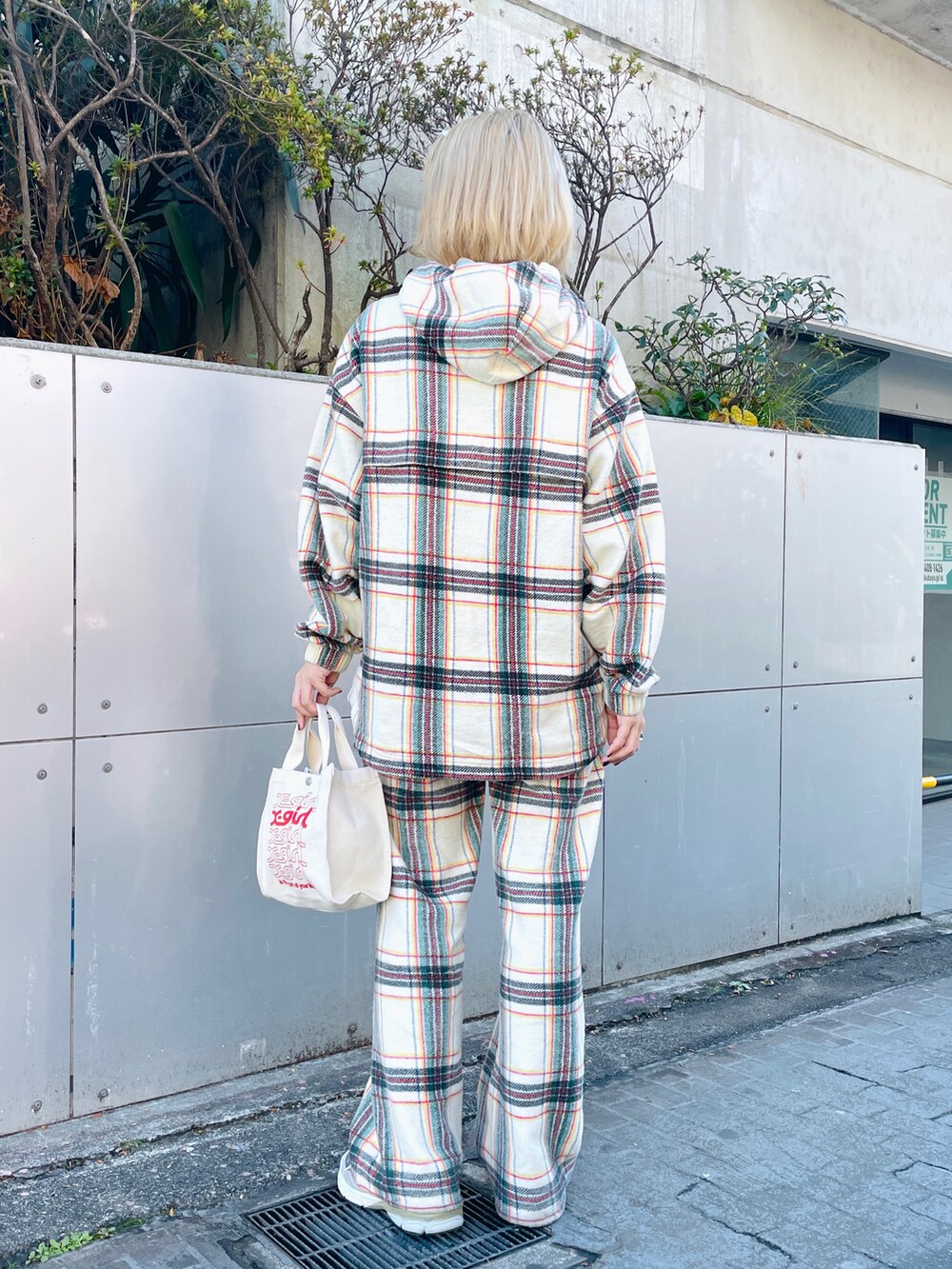 ホワイト系のパーカー、ホワイト系のその他パンツ、ホワイト系のトートバッグを着用したレディースの冬コーディネートの2枚目の写真