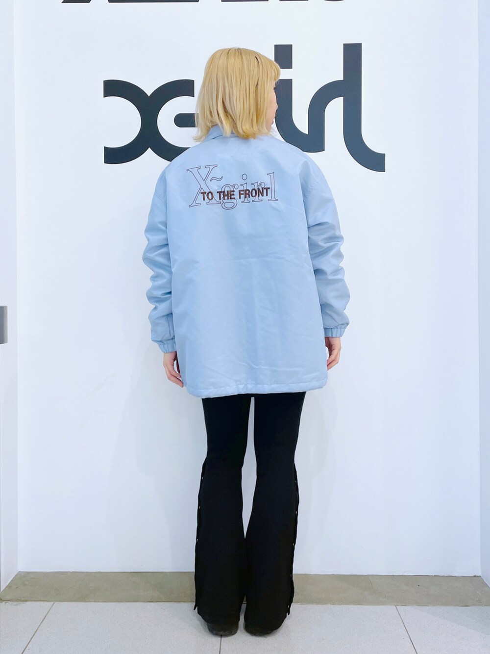 ブラック系のその他パンツ、ブラック系のTシャツ/カットソー、ブルー系のナイロンジャケットを着用したレディースの冬コーディネートの2枚目の写真