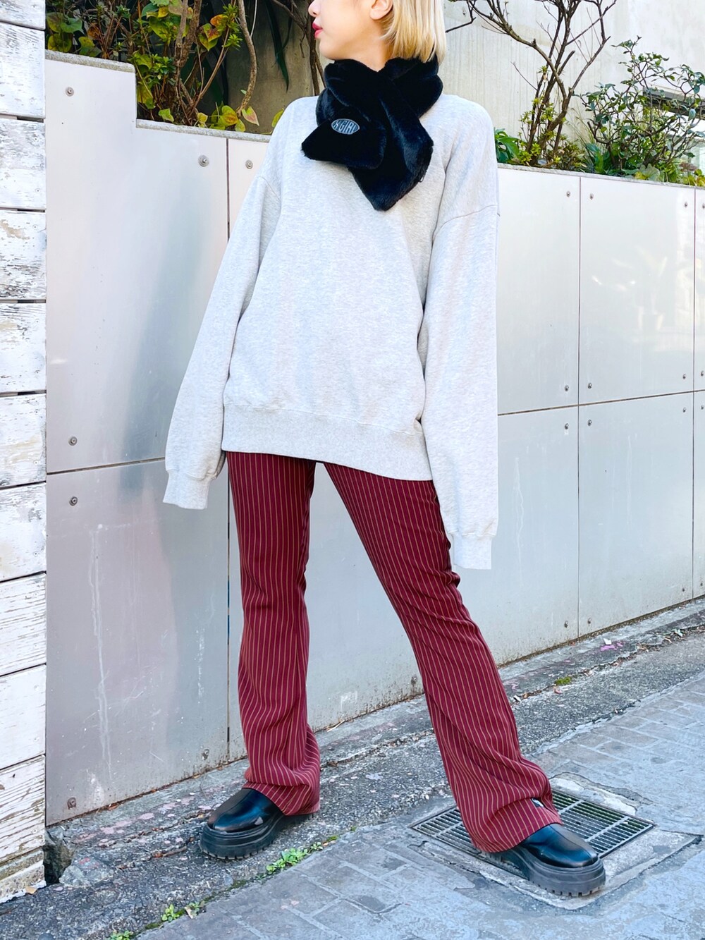 グレー系のスウェット、ブラウン系のその他パンツ、ブラック系のマフラーを着用したレディースの秋コーディネートの5枚目の写真