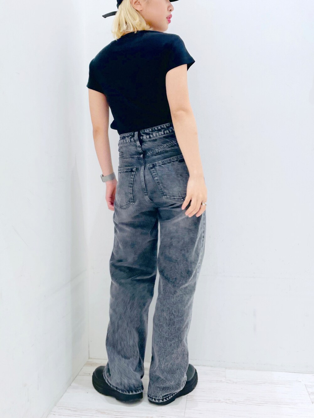 ブラック系のTシャツ/カットソー、ブラック系のデニムパンツ、ブラック系のキャップを着用したレディースの春コーディネートの2枚目の写真