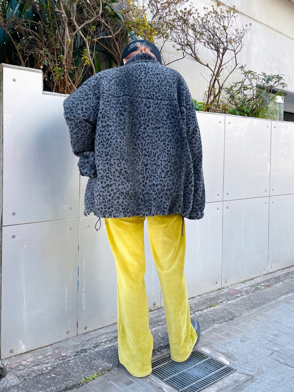 ホワイト系のTシャツ/カットソー、ブラック系のナイロンジャケット、グリーン系のその他パンツを着用したレディースの冬コーディネートの4枚目の写真