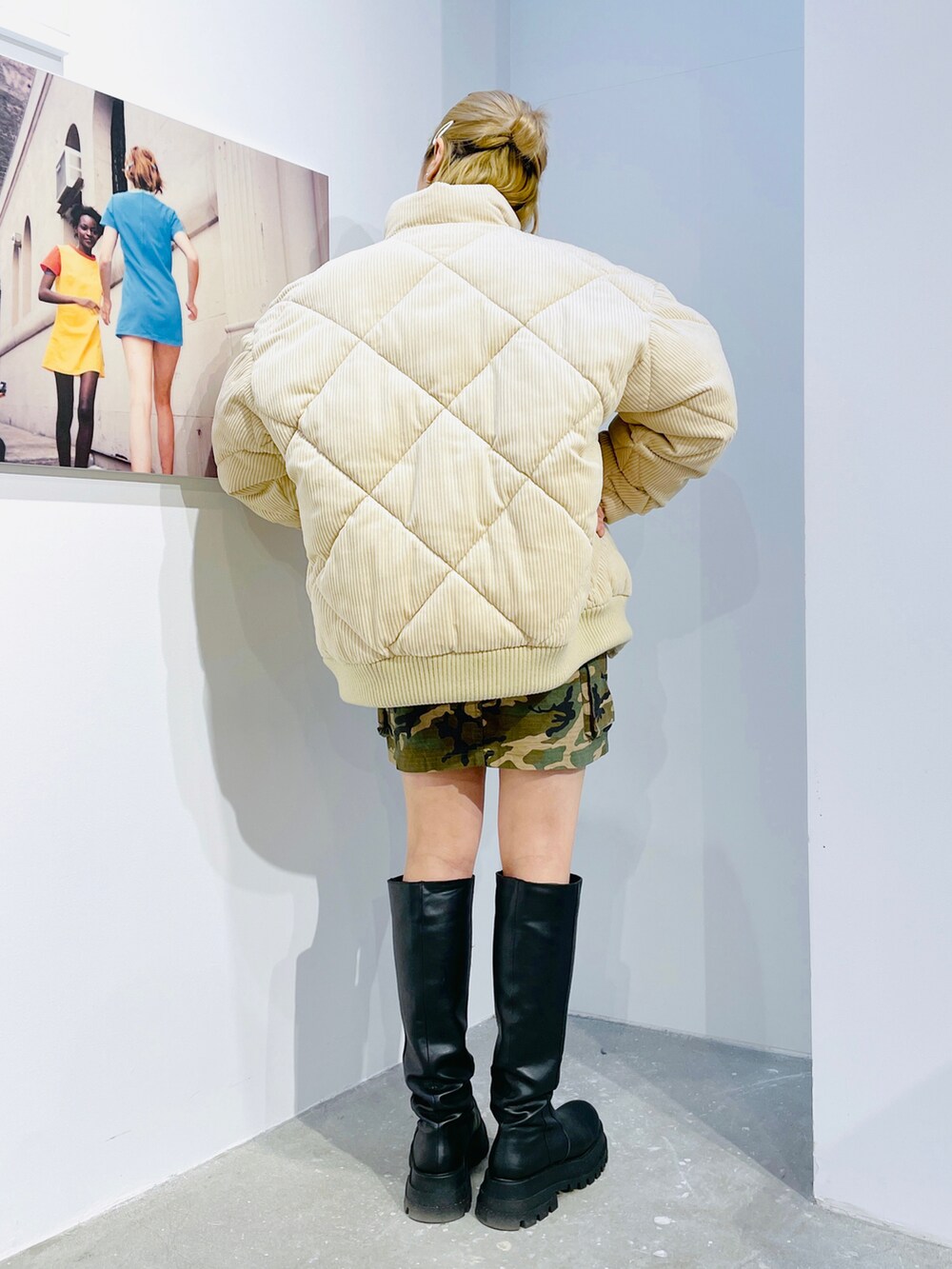 ホワイト系のダウンジャケット/コート、ホワイト系のニット/セーター、その他のスカートを着用したレディースの冬コーディネートの4枚目の写真