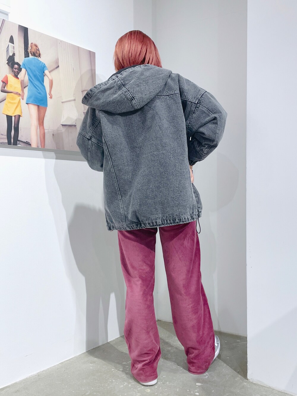 ピンク系のその他パンツ、グレー系のスウェット、ブラック系のデニムジャケットを着用したレディースの冬コーディネートの3枚目の写真