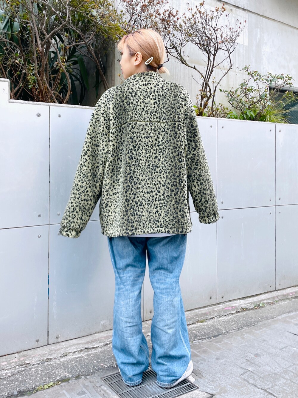 ブルー系のデニムパンツ、ホワイト系のTシャツ/カットソー、イエロー系のナイロンジャケットを着用したレディースの冬コーディネートの3枚目の写真