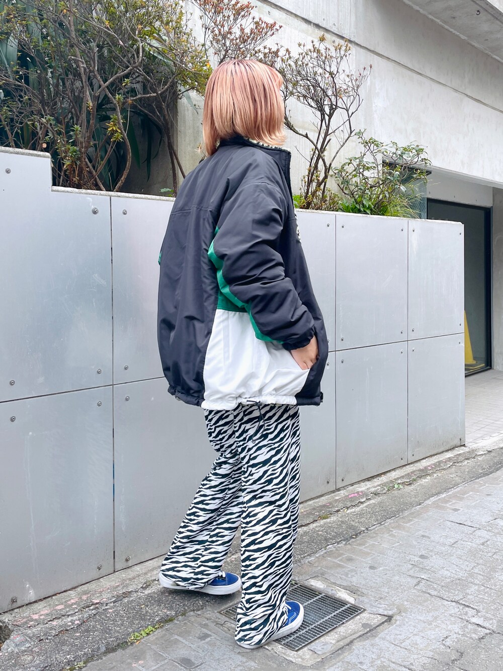 ホワイト系のその他パンツ、グレー系のスウェット、イエロー系のナイロンジャケットを着用したレディースの冬コーディネートの3枚目の写真