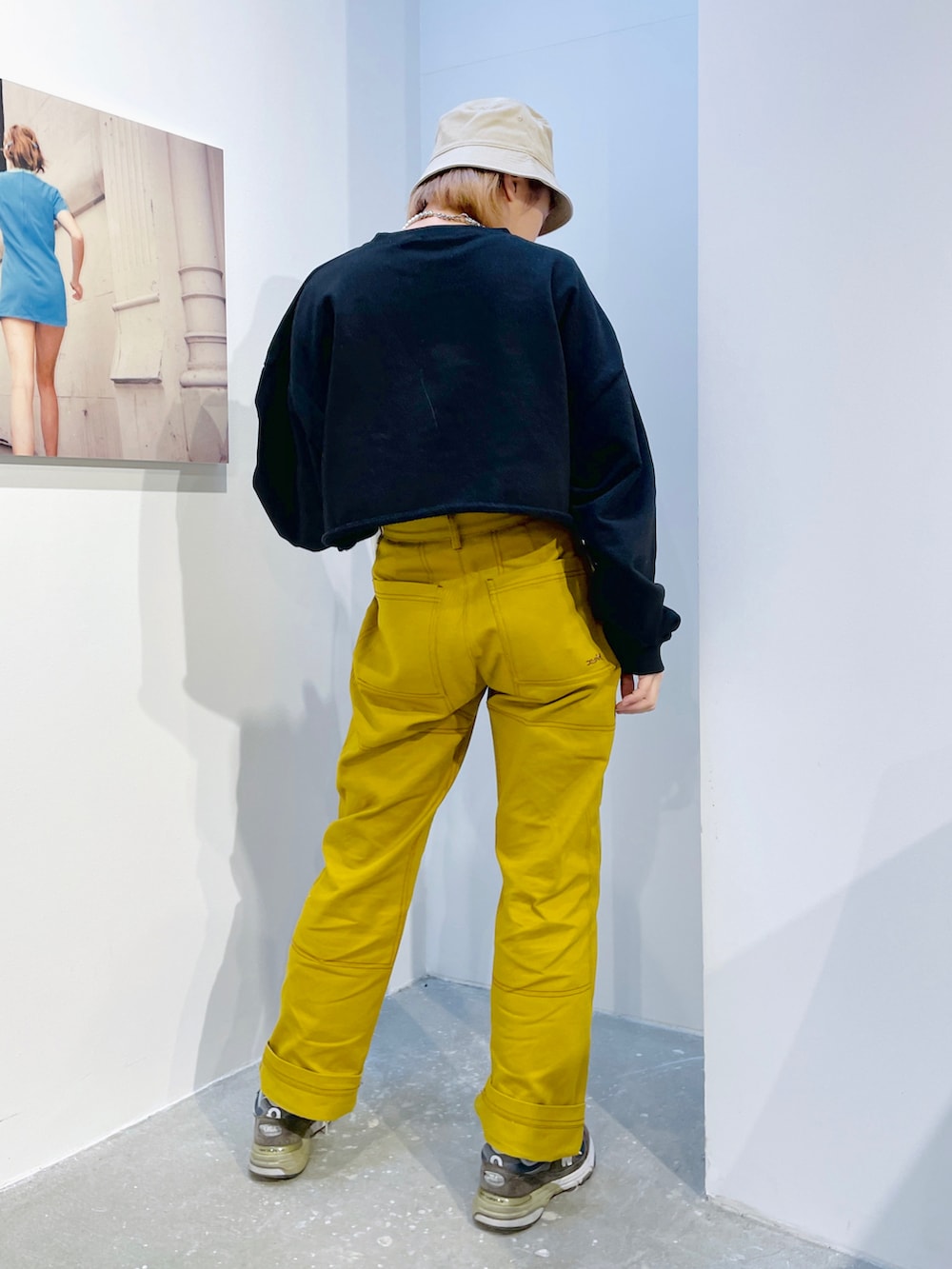 ブラウン系のその他パンツ、ブラック系のスウェット、ベージュ系のハットを着用したレディースの冬コーディネートの4枚目の写真