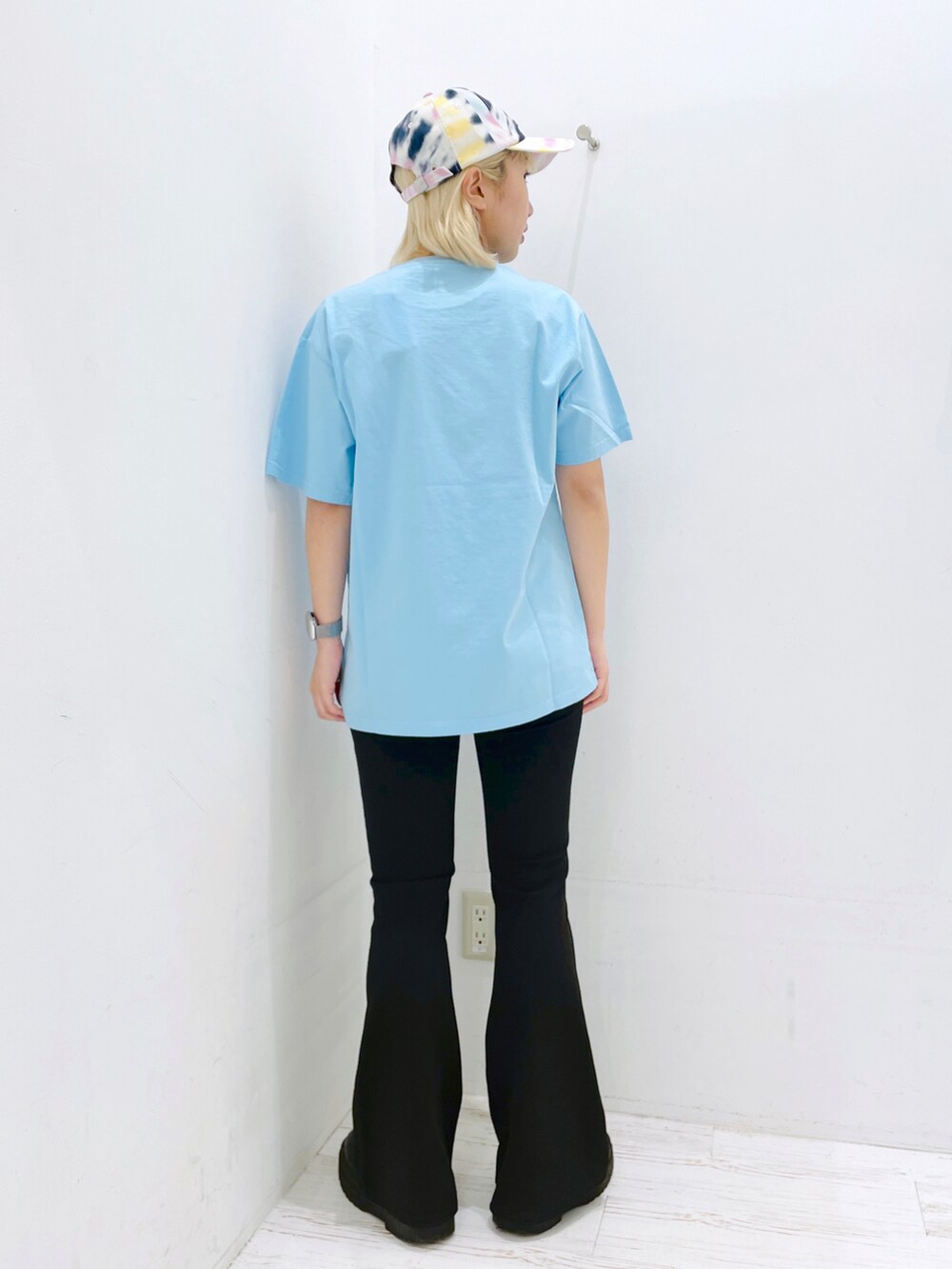 ブラック系のその他パンツ、ブルー系のTシャツ/カットソー、ホワイト系のキャップを着用したレディースの春コーディネートの3枚目の写真