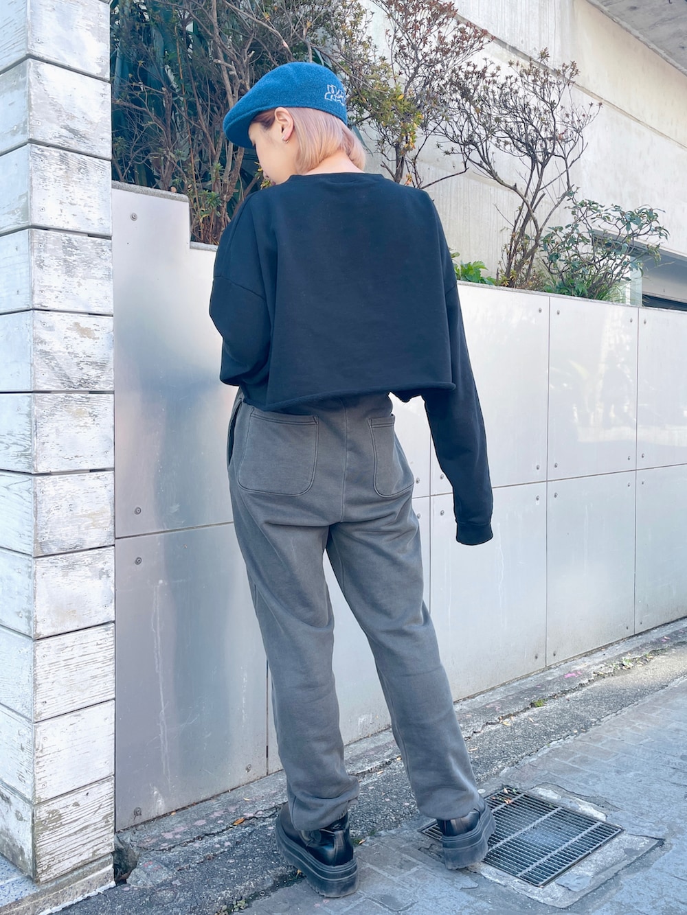 ブラック系のスウェット、ブラック系のスウェットパンツ、ブルー系のハンチング/ベレー帽を着用したレディースの冬コーディネートの2枚目の写真