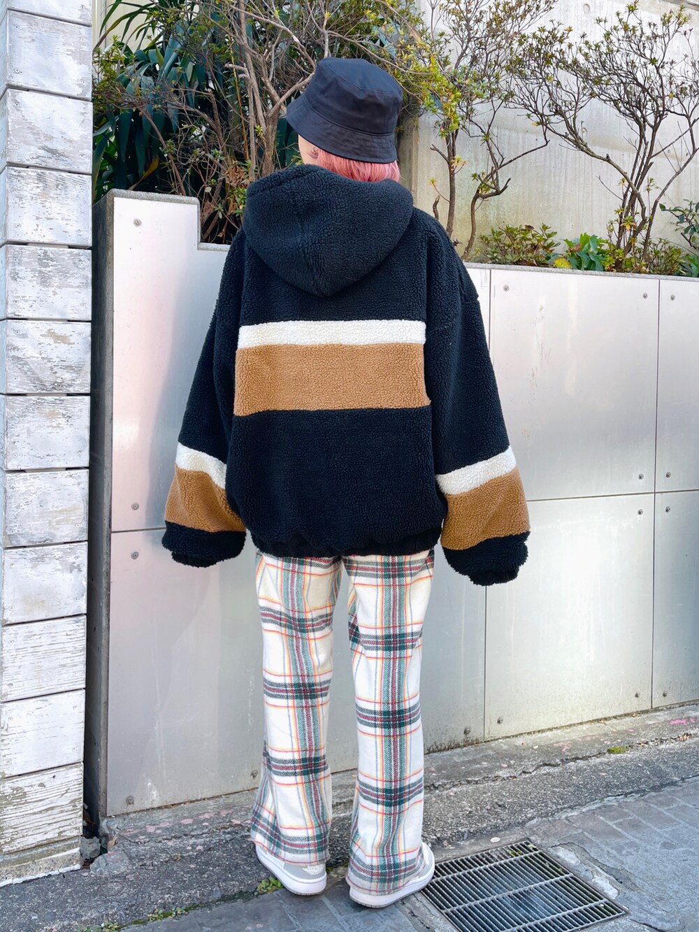 ホワイト系のその他パンツ、ブラック系のブルゾン、ブラック系のハットを着用したレディースの冬コーディネートの2枚目の写真