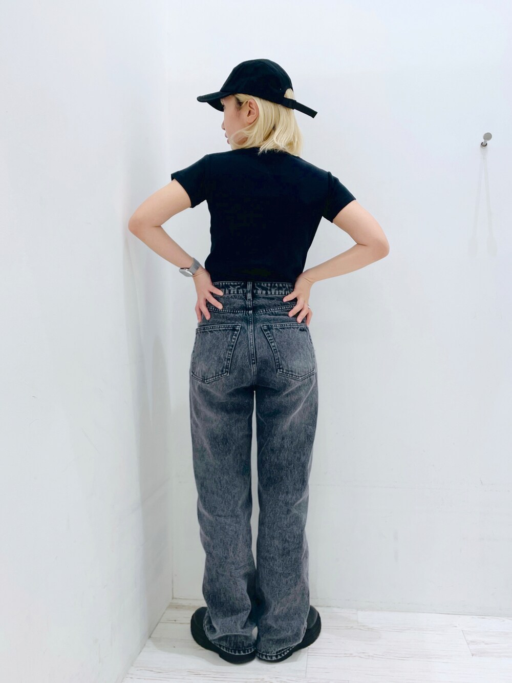 ブラック系のTシャツ/カットソー、ブラック系のデニムパンツ、ブラック系のキャップを着用したレディースの春コーディネートの3枚目の写真