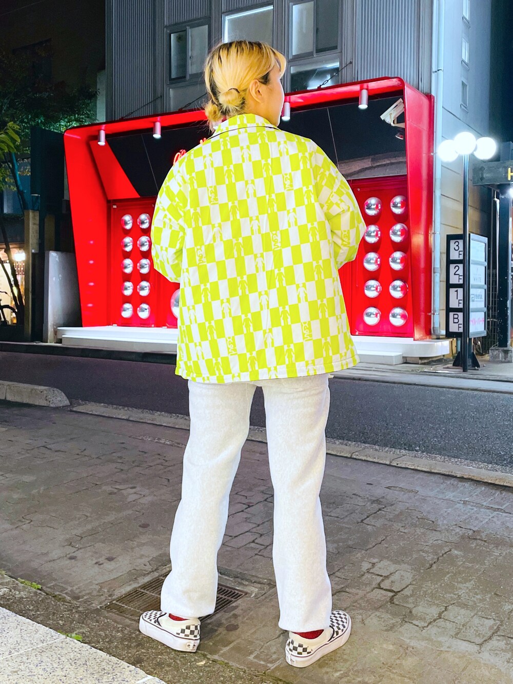 グレー系のスウェット、グレー系のスウェットパンツ、ブラック系のブルゾンを着用したレディースの秋コーディネートの4枚目の写真