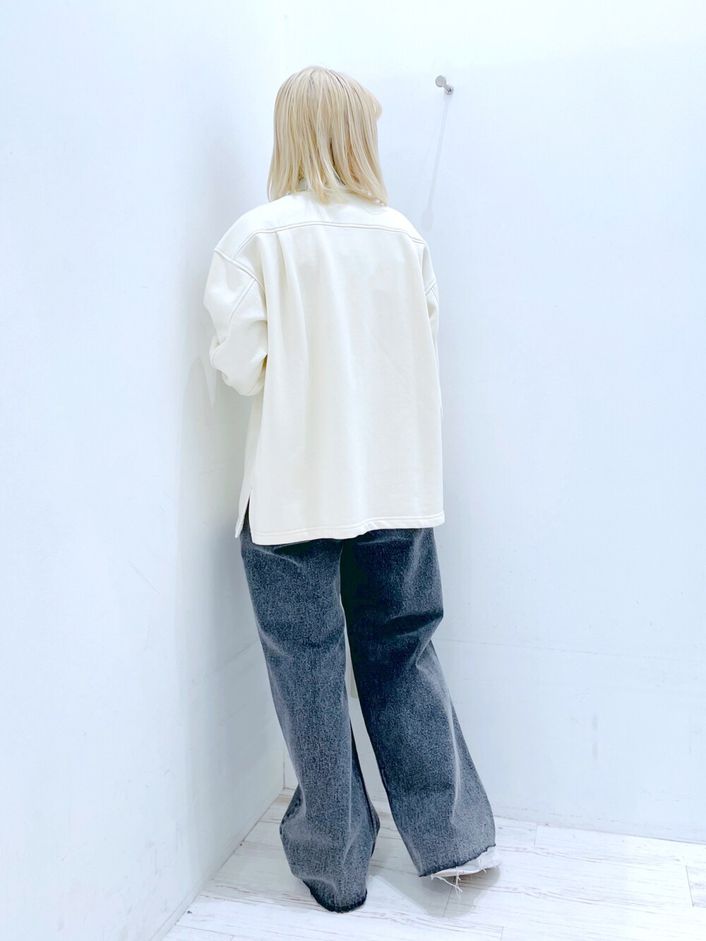 ブラック系のデニムパンツ、ホワイト系のシャツ/ブラウス、ホワイト系のTシャツ/カットソーを着用したレディースの春コーディネートの3枚目の写真