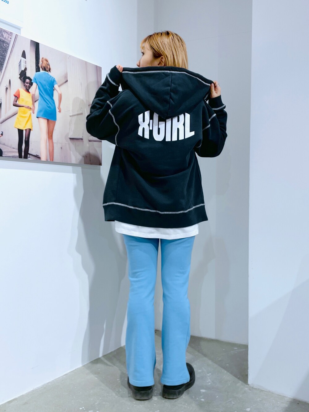 ブルー系のスウェットパンツ、ホワイト系のTシャツ/カットソー、グレー系のパーカーを着用したレディースの冬コーディネートの3枚目の写真