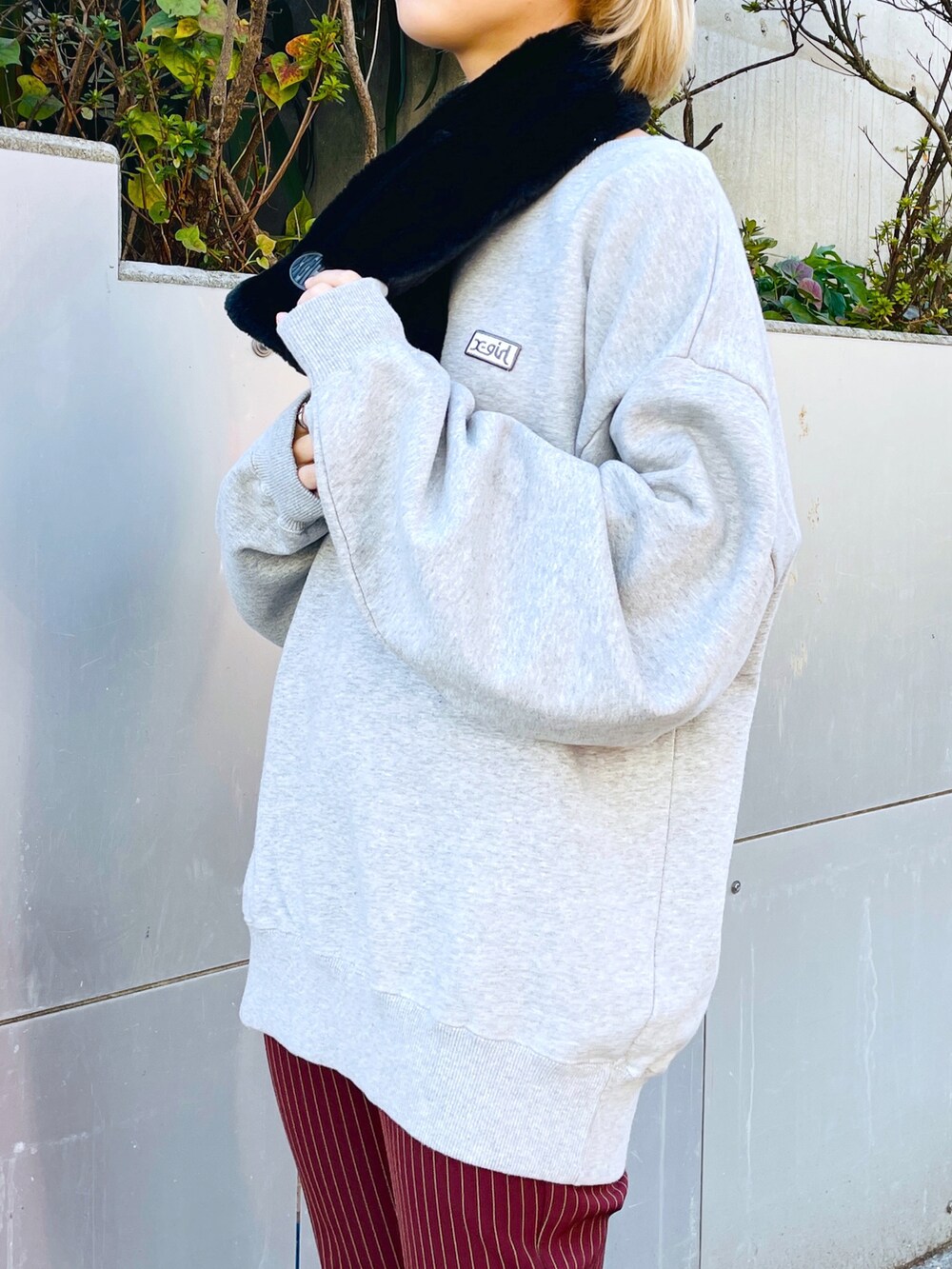 グレー系のスウェット、ブラウン系のその他パンツ、ブラック系のマフラーを着用したレディースの秋コーディネートの2枚目の写真