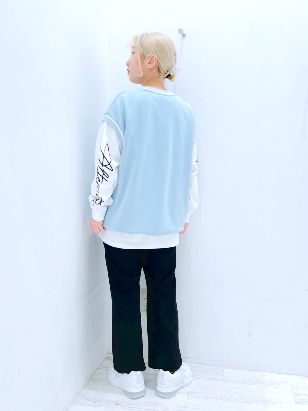 「ベスト、x-girl、ブルー、青、レイヤードスタイル、重ね着」｜「X-girlのMULTI PATTERN EASY STRAIGHT PANTS 2（その他パンツ、ブラック系）」を使った、イ　ヒョンジンさん（レディース・158cm）の春コーディネートの2枚目の写真