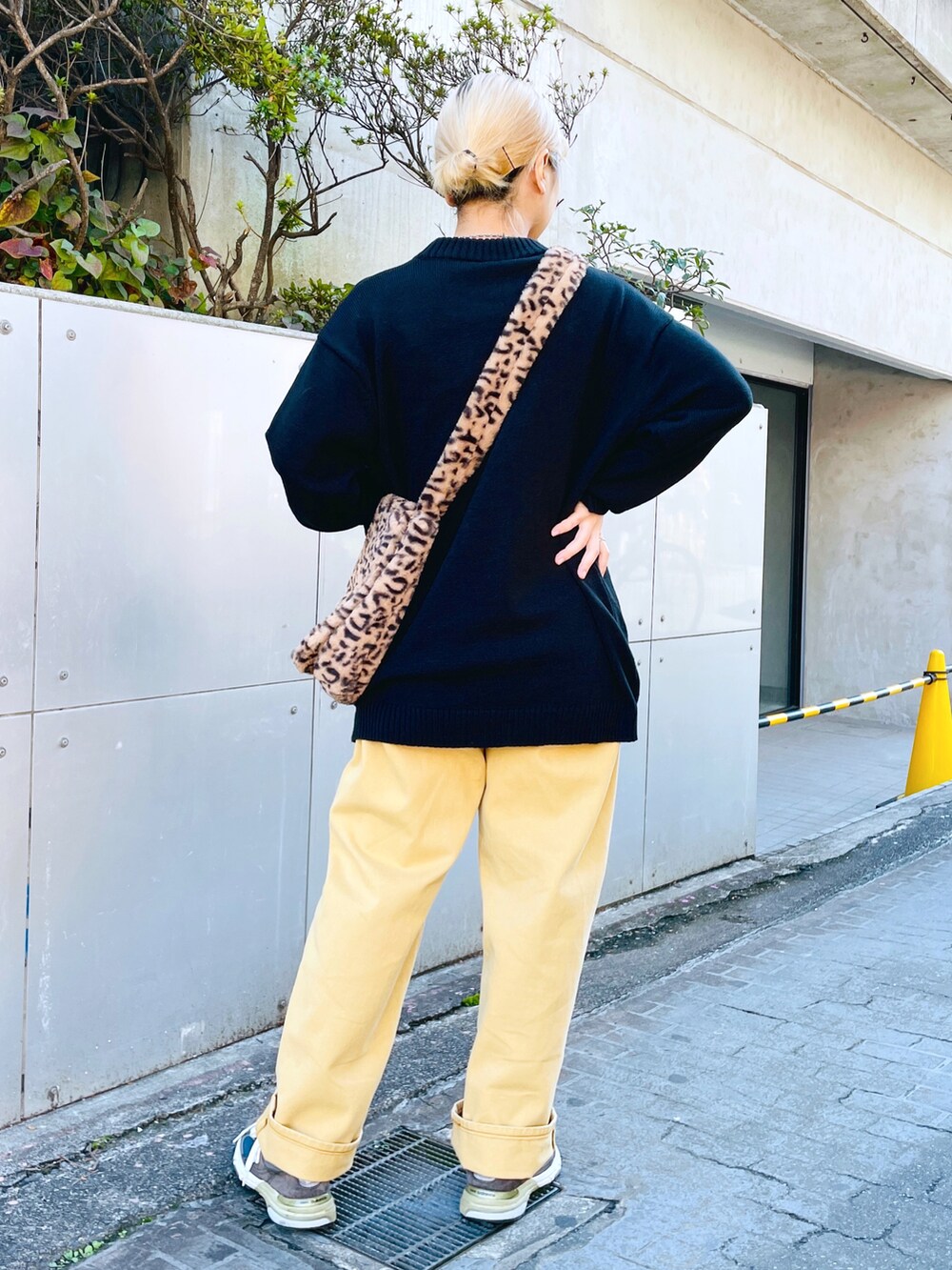 ベージュ系のその他パンツ、ベージュ系のショルダーバッグ、ブラック系のニット/セーターを着用したレディースの秋コーディネートの3枚目の写真