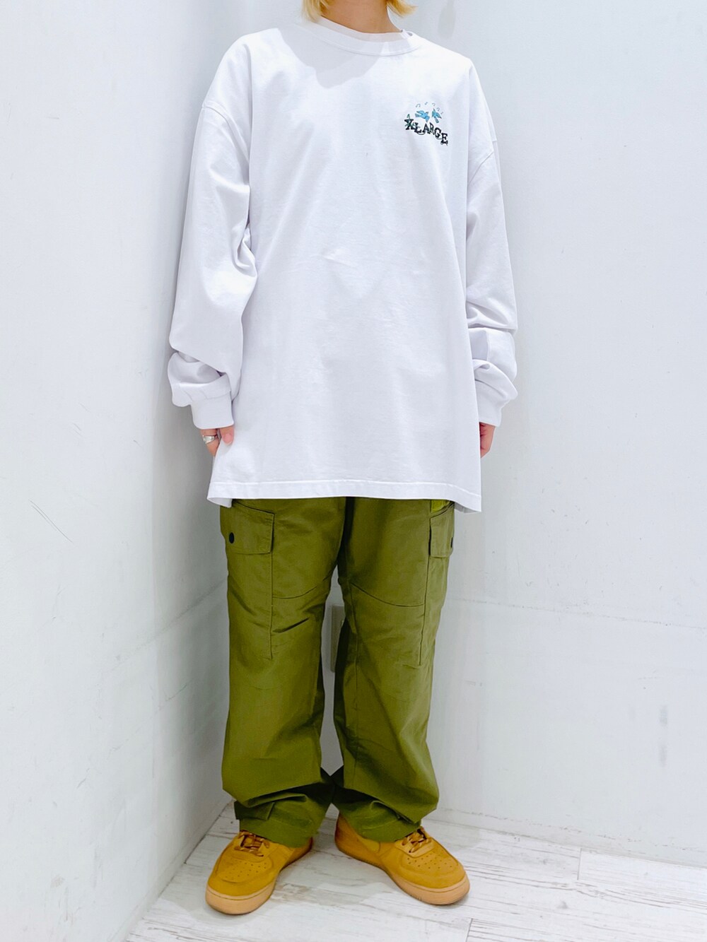 グリーン系のその他パンツ、ホワイト系のTシャツ/カットソー、ブルー系のキャップを着用したレディースの春コーディネートの2枚目の写真