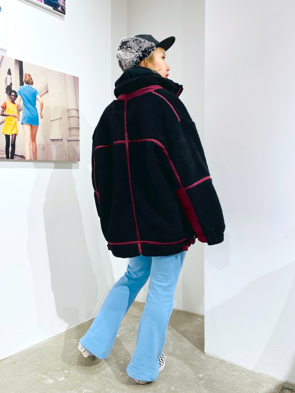 ブルー系のスウェットパンツ、ブラック系のパーカー、ブラック系のブルゾンを着用したレディースの秋コーディネートの5枚目の写真