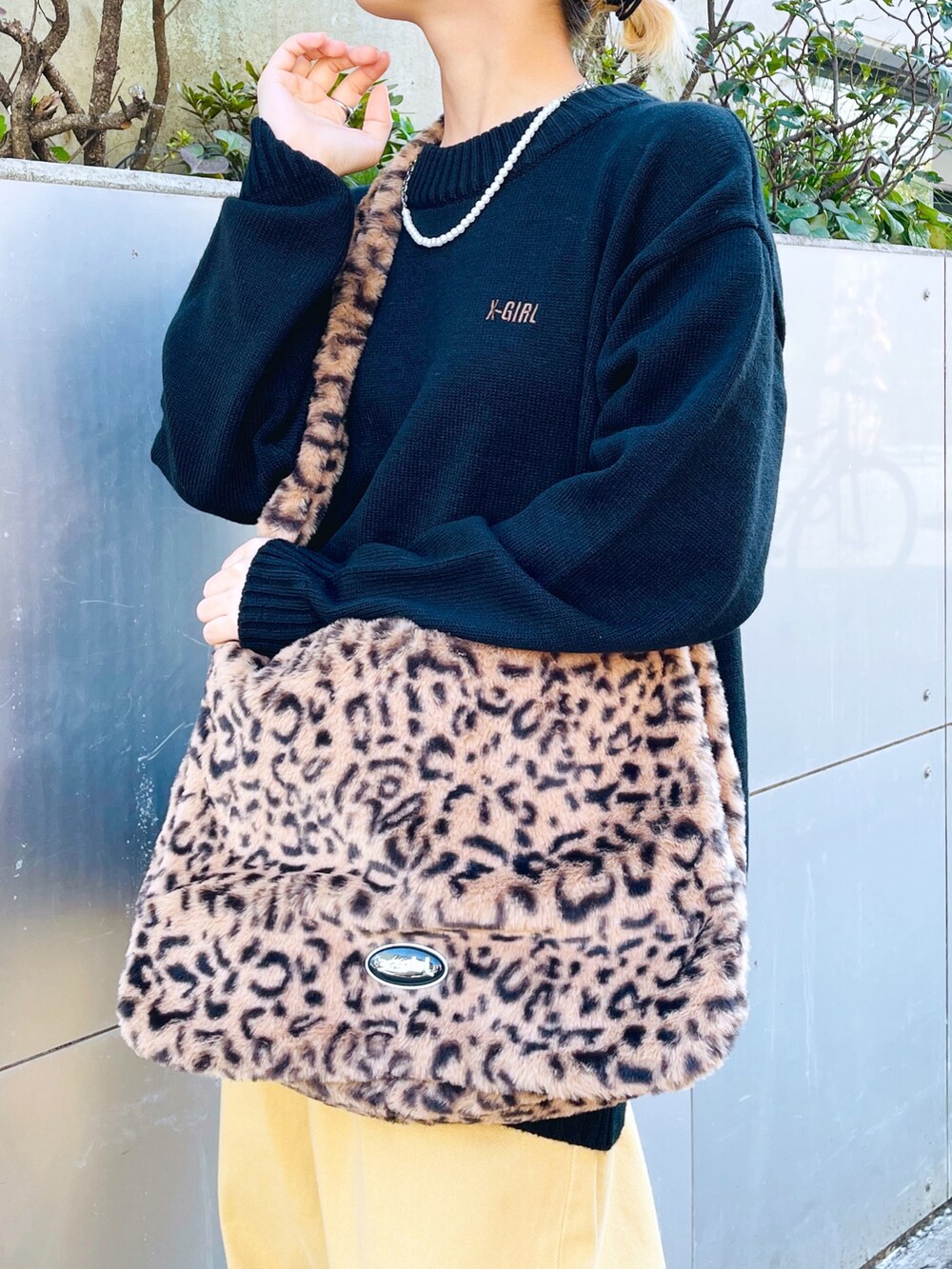 ベージュ系のその他パンツ、ベージュ系のショルダーバッグ、ブラック系のニット/セーターを着用したレディースの秋コーディネートの5枚目の写真