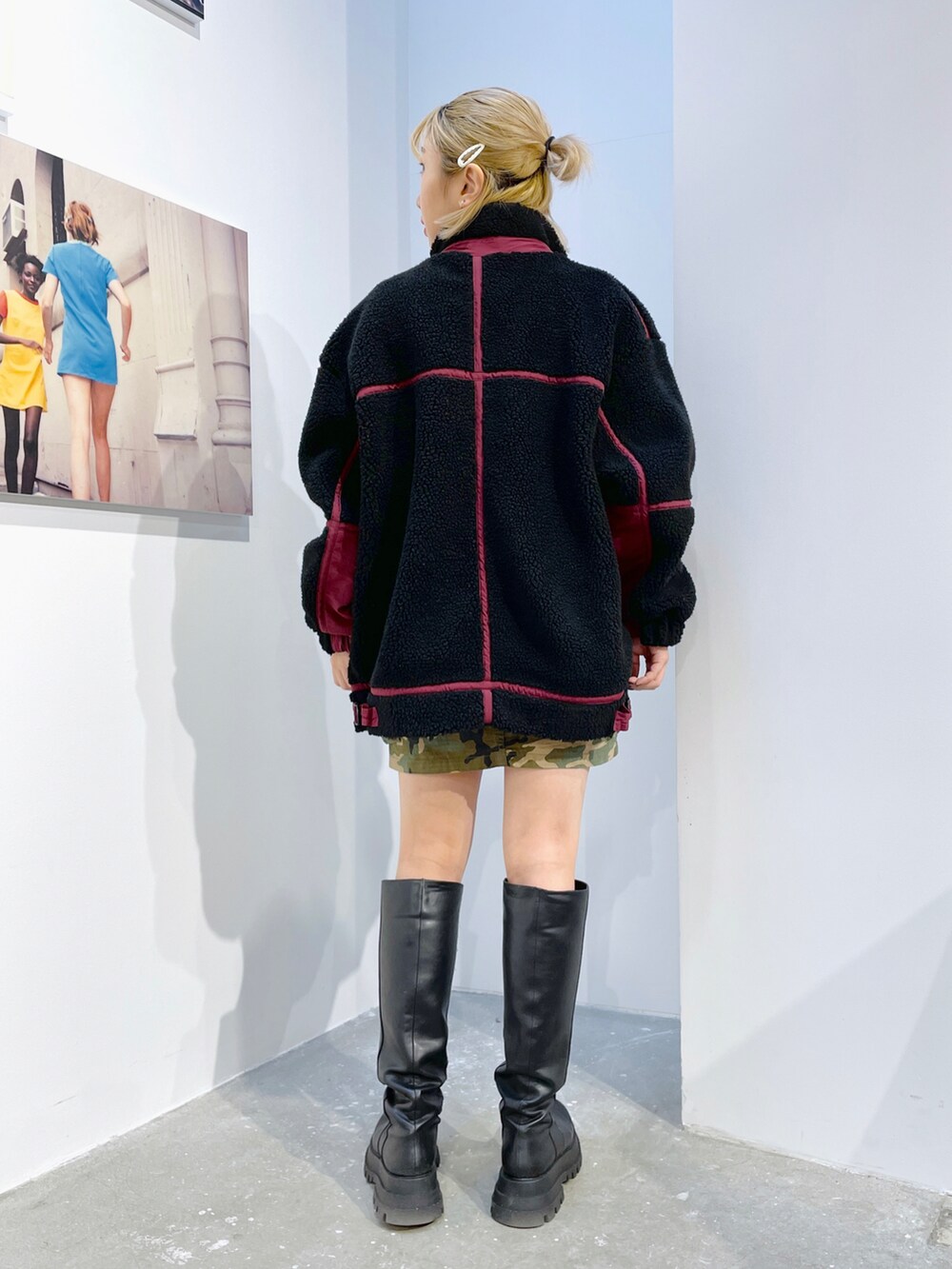 その他のTシャツ/カットソー、その他のスカート、ブラック系のブルゾンを着用したレディースの冬コーディネートの2枚目の写真