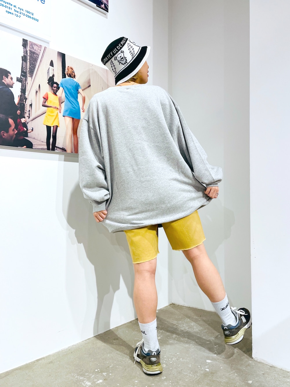 ベージュ系のその他パンツ、グレー系のスウェット、ブラック系のハットを着用したレディースの秋コーディネートの2枚目の写真