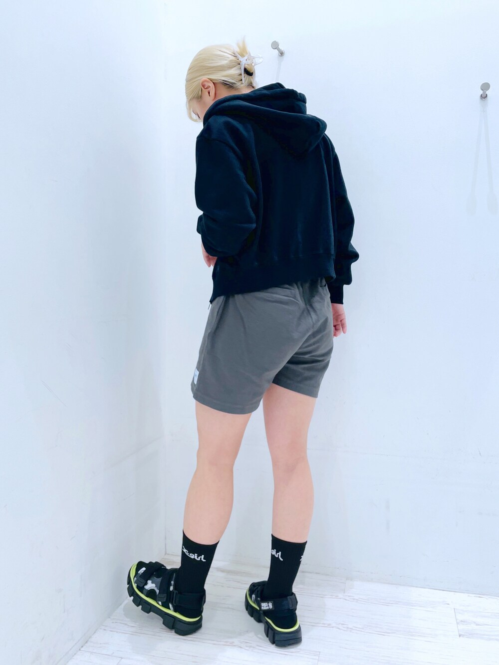 ブラック系のその他パンツ、ホワイト系のキャミソール、ブラック系のパーカーを着用したレディースの春コーディネートの3枚目の写真