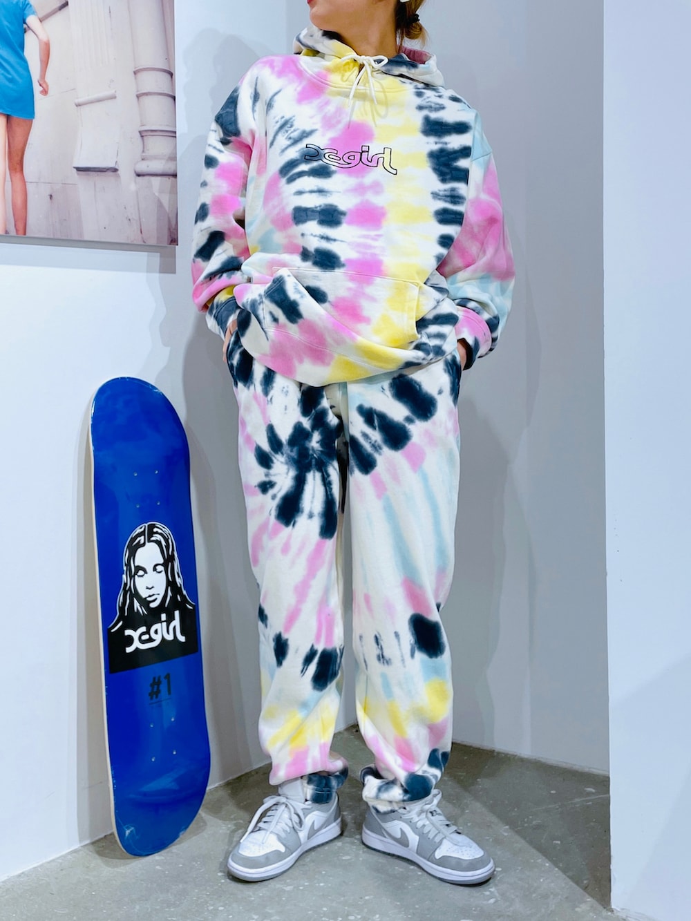 ホワイト系のパーカー、ホワイト系のスウェットパンツ、ブルー系のその他雑貨を着用したレディースの冬コーディネートの3枚目の写真