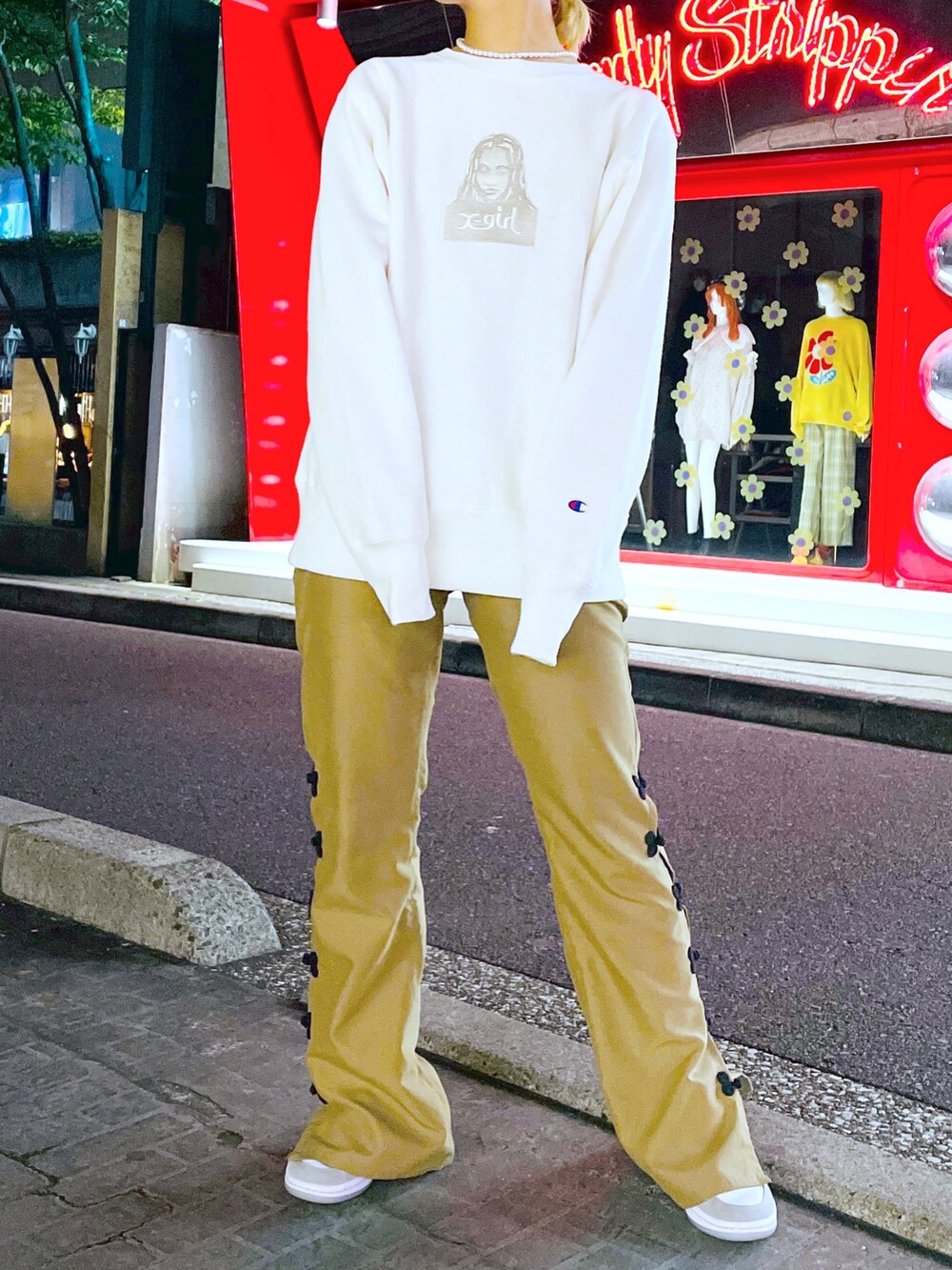 ベージュ系のその他パンツ、ホワイト系のスウェット、ブラック系のマフラーを着用したレディースの秋コーディネートの4枚目の写真