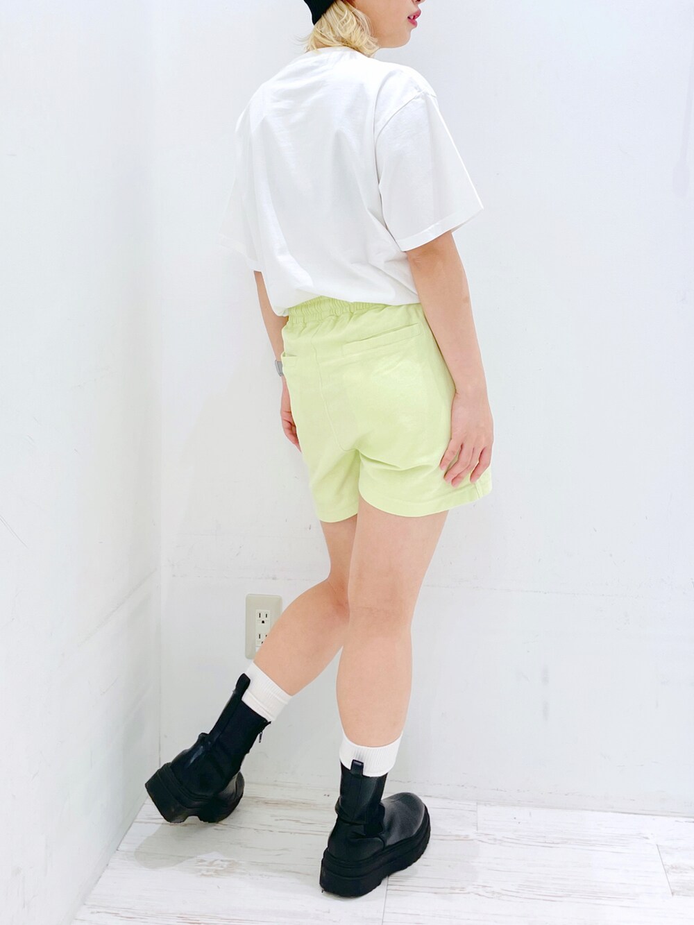 ホワイト系のTシャツ/カットソー、グリーン系のその他パンツ、ブラック系のニットキャップ/ビーニーを着用したレディースの春コーディネートの3枚目の写真