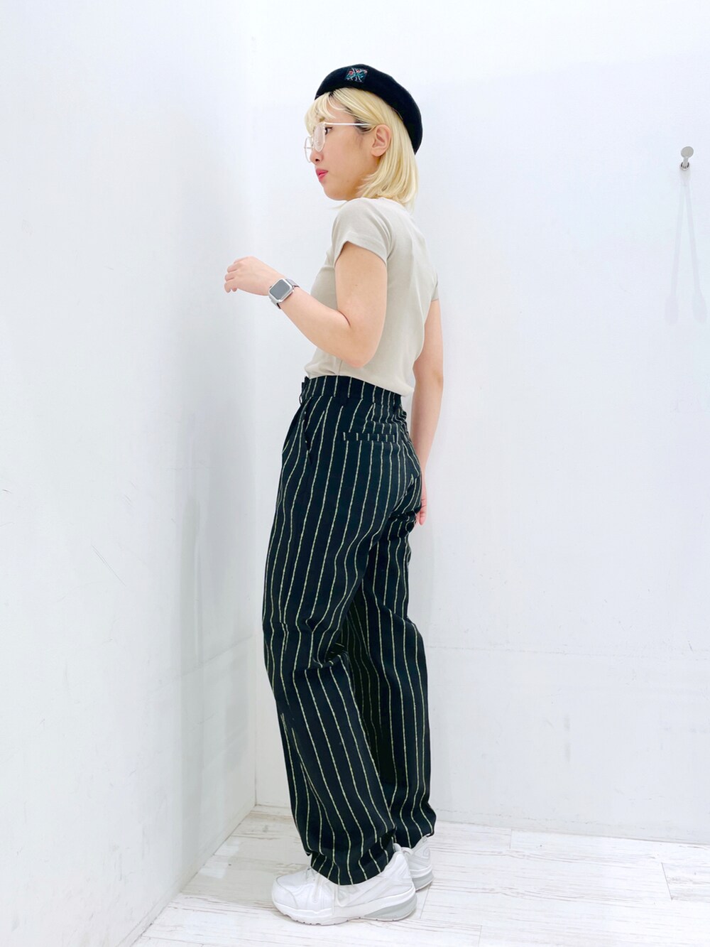 ブラック系のその他パンツ、グリーン系のTシャツ/カットソーを着用したレディースの春コーディネートの2枚目の写真