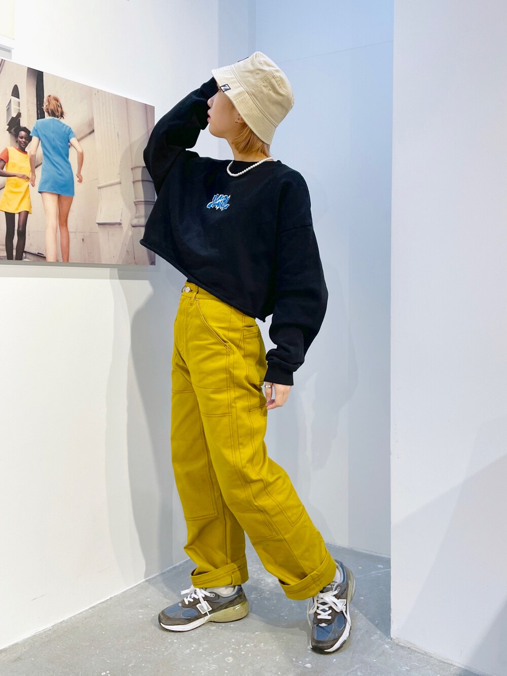 ブラウン系のその他パンツ、ブラック系のスウェット、ベージュ系のハットを着用したレディースの冬コーディネートの2枚目の写真