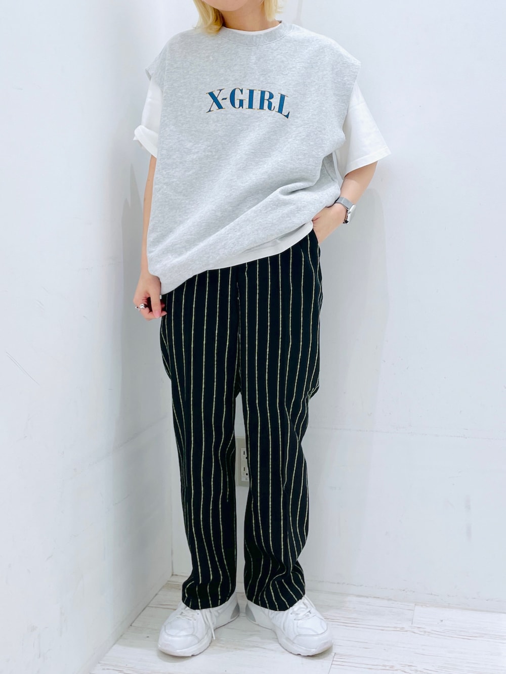 ブラック系のその他パンツ、グレー系のタンクトップを着用したレディースの春コーディネートの2枚目の写真