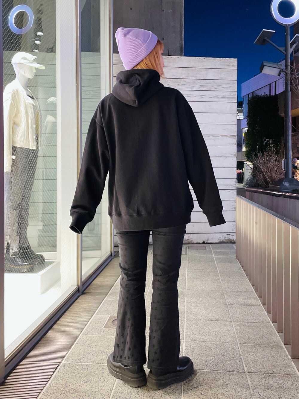 ブラック系のパーカー、ブラック系のその他パンツ、パープル系のニットキャップ/ビーニーを着用したレディースの冬コーディネートの3枚目の写真