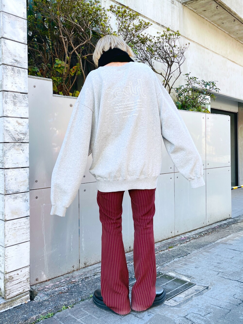 グレー系のスウェット、ブラウン系のその他パンツ、ブラック系のマフラーを着用したレディースの秋コーディネートの4枚目の写真