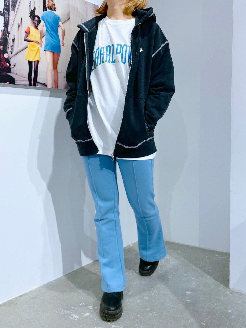 ブルー系のスウェットパンツ、ホワイト系のTシャツ/カットソー、グレー系のパーカーを着用したレディースの冬コーディネートの4枚目の写真