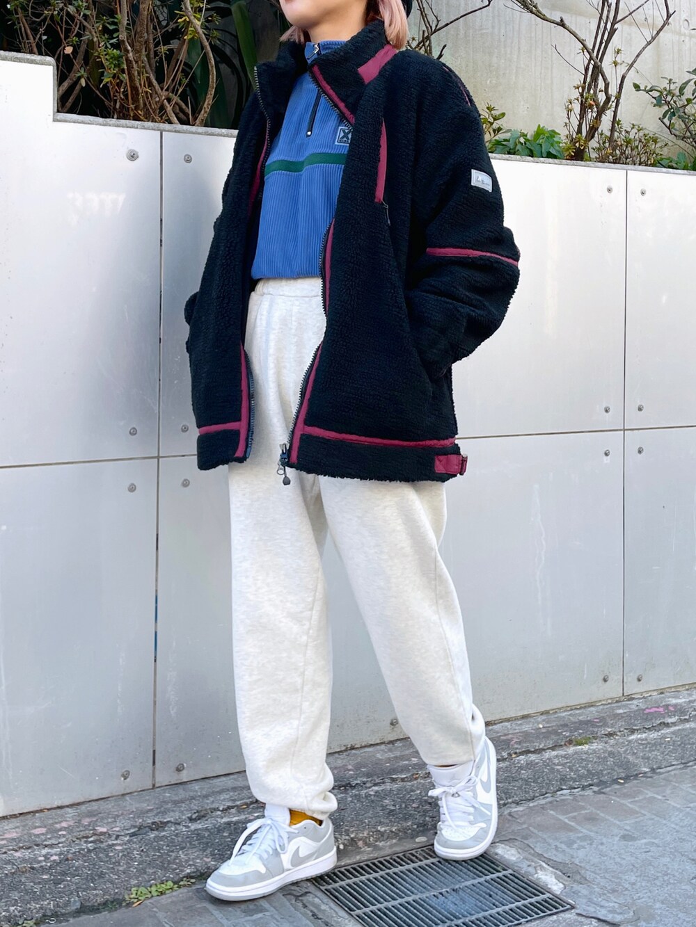 ブルー系のTシャツ/カットソー、ブラック系のブルゾン、グレー系のスウェットパンツを着用したレディースの冬コーディネートの3枚目の写真