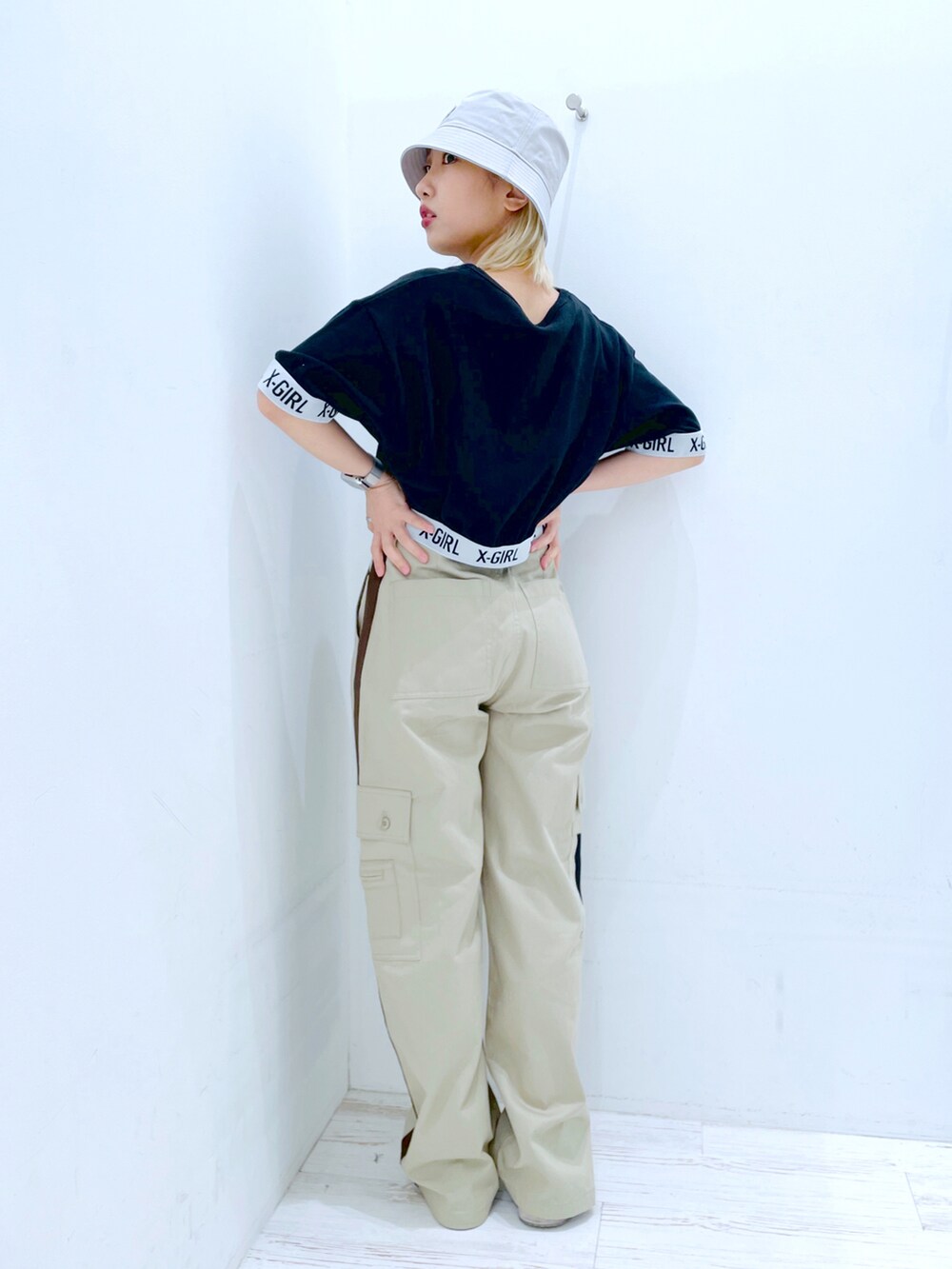 ブラック系のTシャツ/カットソー、ベージュ系のその他パンツ、グレー系のハットを着用したレディースの春コーディネートの2枚目の写真